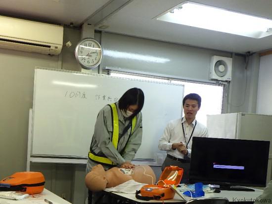 AEDの実習を行っています
